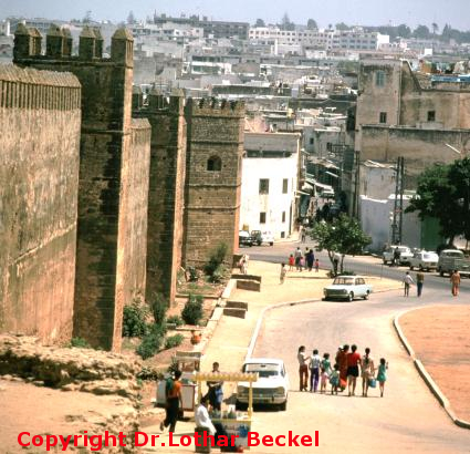 Nordafrika, Marokko, Rabat, Stadtmauer, Menschen, Autos, Stadt