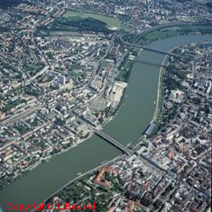 Luftbild der Laneshauptstadt Linz Urfahr in Oberösterreich